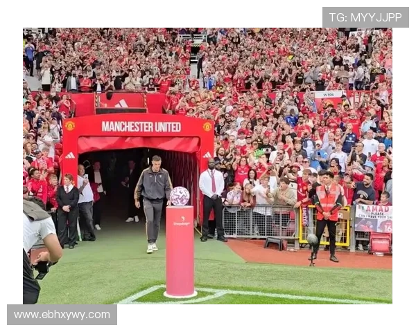 曼联新赛季备战启动 多名新援亮相老特拉福德并接受首度训练