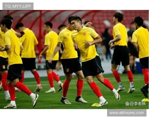 国足新帅亮相集训备战世预赛年轻球员迎来关键考验状态提升球迷期待